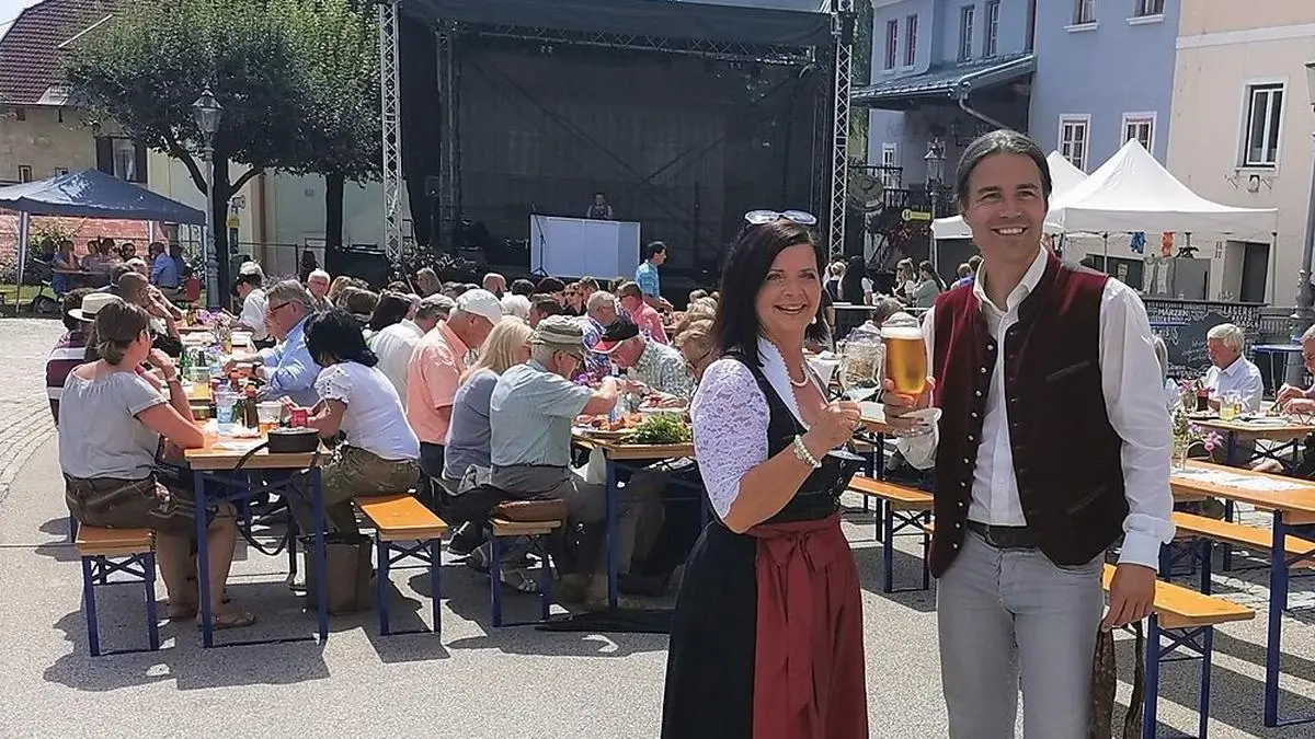 Kulturkoordinator Michael Wasserfaller und Vize-Bürgermeisterin Doris Hofstätter freuen sich über die positive Bilanz des ersten "Altstadt Sommer Festivals"