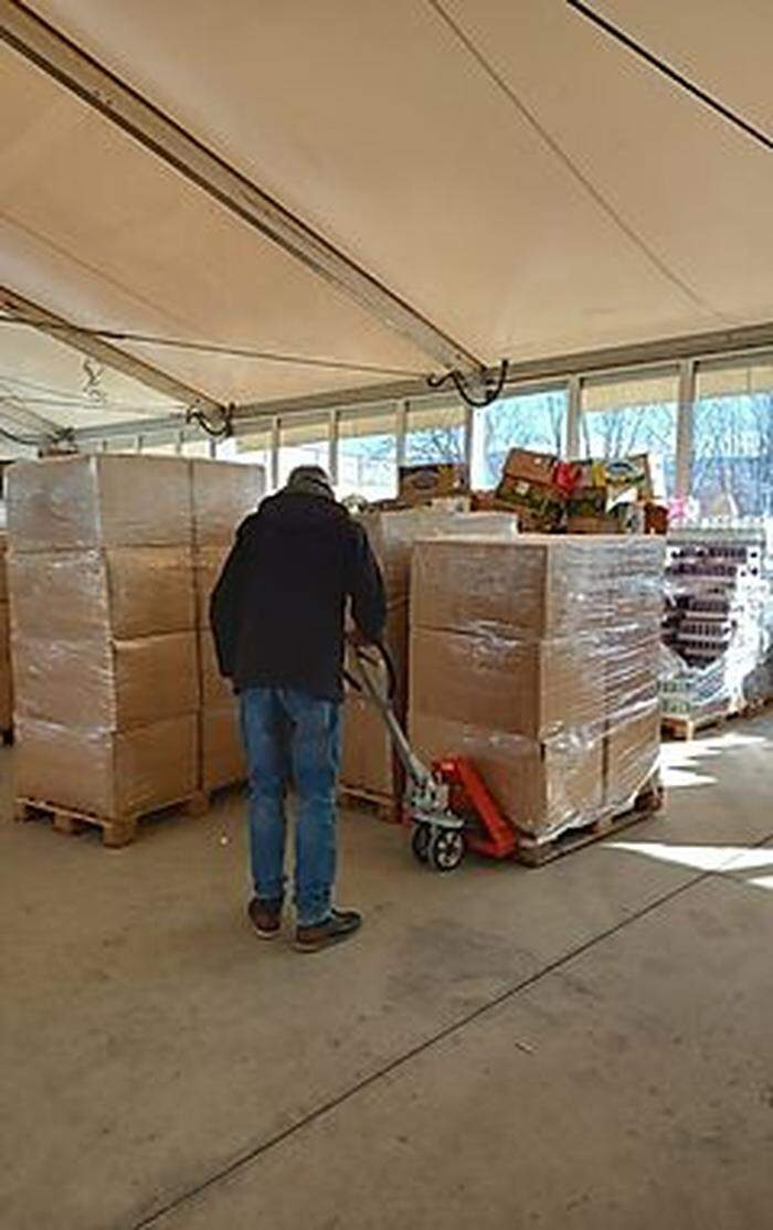 Unzählige Kartons in der Together-Point-Zentrale in St. Jakob im Rosental sind gepackt und für den Hilfstransport abholbereit