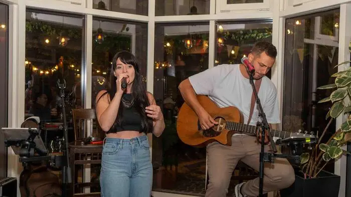 Musik statt stiller Herbstabend: Bei der „The City Rocks Autumn Session“ wurde am vergangenen Samstag die Villacher Innenstadt zur Konzertmeile. Insgesamt 19 Lokale verwandelten sich bei freiem Eintritt in Bühnen für ebenso viele Acts. Von Vormittag bis tief in die Nacht reichte das Programm von Pop und Rock über Soul und Austropop bis zu elektronischen Klängen.

Auch im Villacher Brauhof wurde aufgespielt. Dort standen Verena Wagner und Gary Poppins auf der Bühne. Das Duo setzte auf Pop und Soul-Rock.