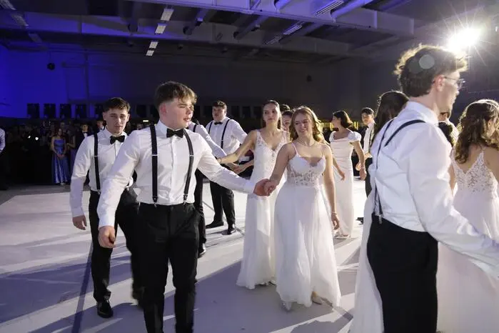 Gestartet wurde mit der von Anna Schrei einstudierten Polonaise, deren Krönung einige schwierige Tanznummern waren.