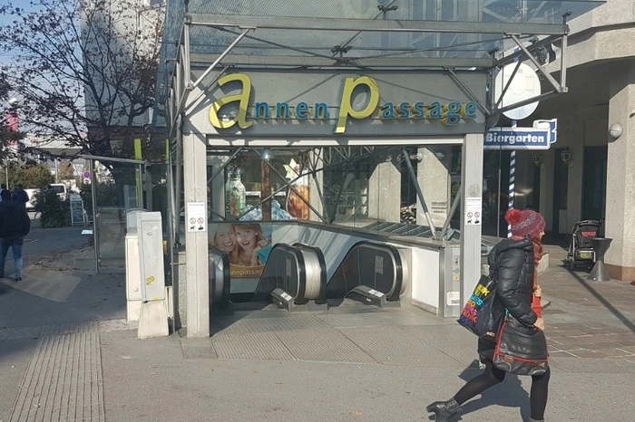 Er hadert aber auch damit, dass die Bimhaltestelle direkt vor der Passage gekappt wurde.