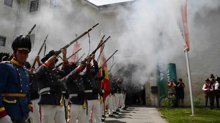 Ehrensalven der Schützengarde bei der Steirischen Roas