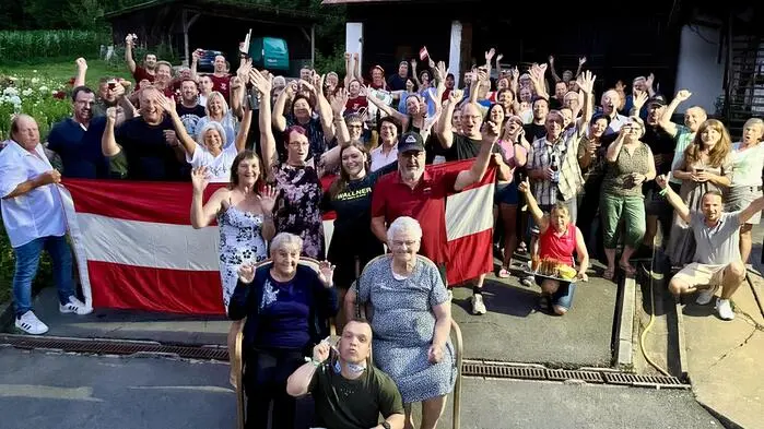 Mehr als 80 Freunde, Familienmitglieder, Nachbarn, Arbeits- und Musikerkollegen überraschten Matthias Wallner zuhause