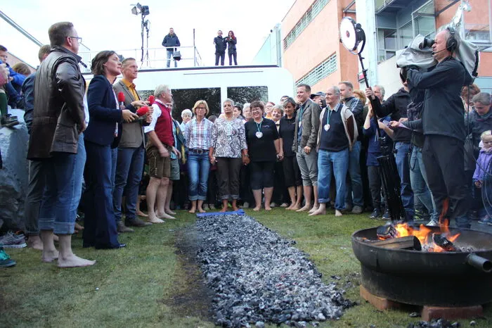 Für Aufsehen sorgte der Feuerlauf: Unter Anleitung von Franz Josef Schützenhöfer lief ein Dutzend Teilnehmer über glühende Kohlen.