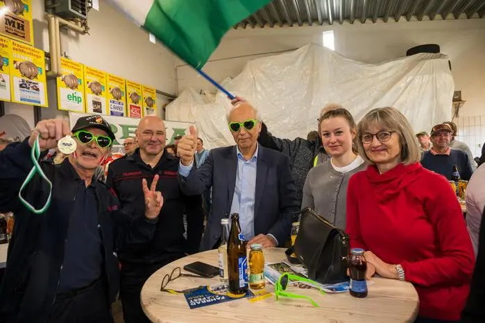 Auch Bürgermeister Bernd Hermann (Mitte) fieberte mit.
