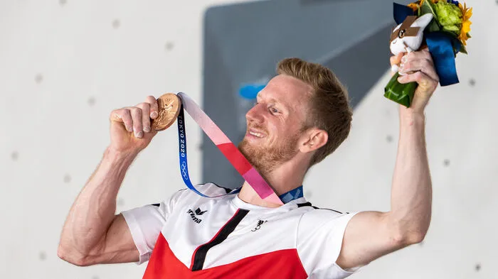 Den "Pump" von Jakub Schubert kann man noch gut sehen. Kein Wunder, von schier unmöglichen Bouldern bis hin zur gewaltigen Vorstieg-Route präsentierte sich die Kletter-Premiere äußerst attraktiv. Mit dem Sieg im Vorstieg - der Tiroler erreichte als einziger das Top - wurde es am Ende eine Bronzemedaille, umjubelt mit einem gewaltigen Urschrei.