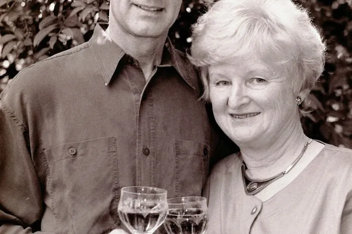 "Die Liebe meines Lebens" 58 Jahre waren Alfred Stingl und seine Elli verheiratet, ehe seine Frau starb. Mit ihr erlebte er vor 62 Jahren seinen ersten Kuss: “Meine spätere Frau, die Elli hatte schwierige Eltern. Die ließen sie nicht einmal mit mir ins Theater gehen, weil sie um 22 Uhr zuhause sein musste. Ich habe bei ihrem Vater dann aber einen Besuch von Madame Butterfly in der Grazer Oper durchgesetzt. Wir waren auf der Galerie, mehr konnten wir uns nicht leisten. Und Elli war so überwältigt, dass sie weinen musste. Als ich sie heimbrachte, kam es bei ihr vor der Tür zum ersten Kuss. Später haben wir geheiratet, das war 58 Jahre lang eine gute Ehe, die ein Leben lang gehalten hat, bis meine Frau gestorben ist.”  