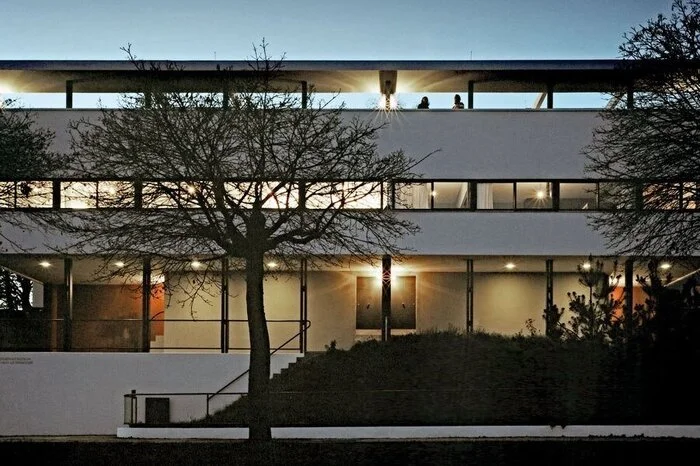 1927 wird eine weitere, vielleicht die Stuttgarter Architektur-Attraktion eröffnet: die Weissenhofsiedlung. Mit Ludwig Mies van der Rohe als Koordinator planen die berühmtesten Architekten der Zeit, darunter Le Corbusier, Walter Gropius, Hans Scharoun, Mart Stam und Josef Frank, 33 Musterhäuser. Elf Häuser sind weiterhin bewohnt, das von Le Corbusier ist als Museum zugänglich.