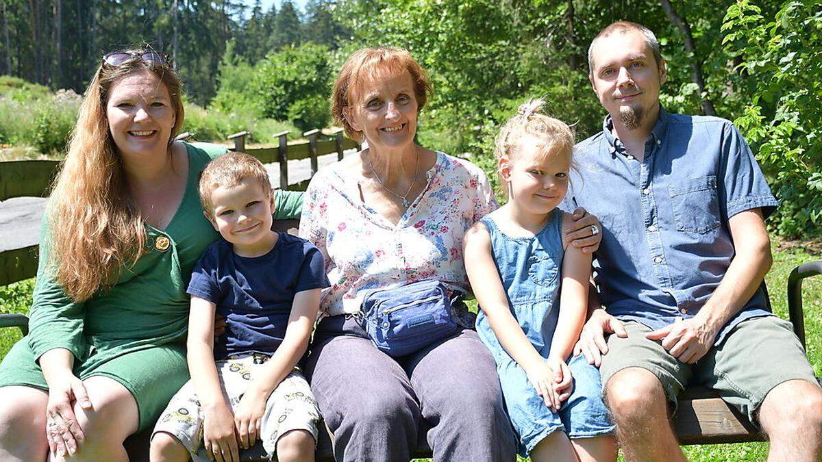 Leihoma Maria Janeschitz (Mitte) mit Teresa, Juri (5), Alma (7) und Fabian Mosser