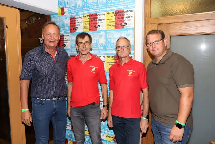 Am Foto von Links: Bürgermeister von D-Kirchrode, Bernd Rödel, Kdt.Stvr. Günter Obersteiner, Kdt. Gert Wutte und Ortbrandmeister von FF-Kirchrode Timmy Fiss.