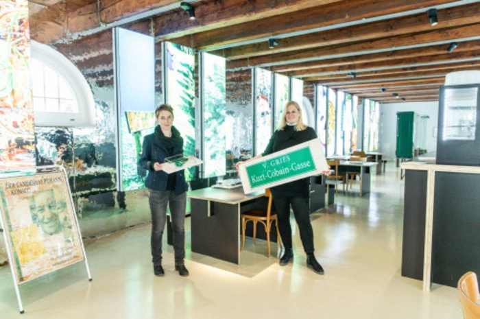 Kuratorin Birgit Johler und Museumschefin Claudia Unger im neuen Cafe Grün: die Farbe als Leitmotiv.