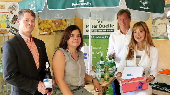 Reinhard Uller, Claudia Kirchengast (Prokuristin), Gerald Doleschel und  Marianne Suppan mit dem Gewinn aus der Aktion AMS on Tour