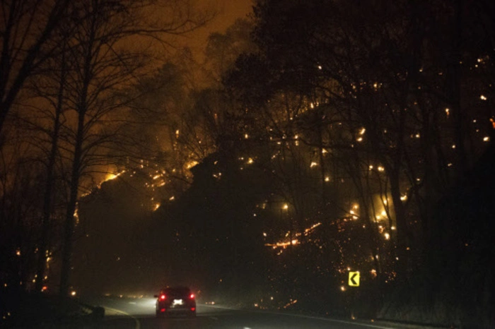 Aus dem Nationalpark Great Smoky Mountains wurden nach Ausbruch des Feuers in der vergangenen Woche mehr als 14.000 Menschen in Sicherheit gebracht.