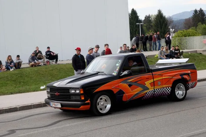 GTI Fans aus Italien, Deutschland und Österreich kamen schon mit ihren Boliden zur bekannten Tankstelle und eröffneten das GTI-Treffen