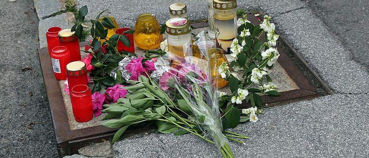 Vor dem Lokal in Drobollach wurden Kerzen angezündet und Blumen niedergelegt 