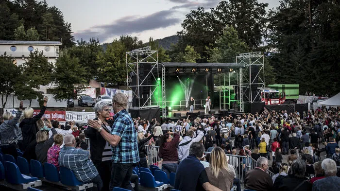 Freitagabend ging das Schlager Open Air am Klopeiner See mit Jennifer Sturm, Francine Jordi, Bernhard Brink, Fantasy und DJ Ötzi über die Bühne.