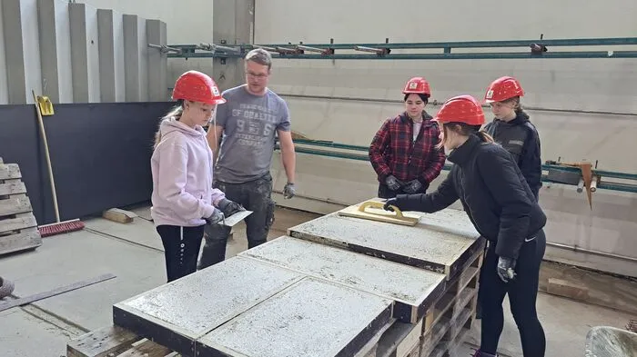 Zum 20. Mal hatten Mädchen die Möglichkeit, in "Männerberufe" zu schnuppern. Der Girls Day ist eine Aktion des Landes Steiermark (Ressort Bildung), wird von der Steirischen Volkswirtschaftlichen Gesellschaft (STVG) durchgeführt und wurde vom Landesgremium für Bildungs- und Berufsorientierung Steiermark (BBO-Landesgremium) ins Leben gerufen.