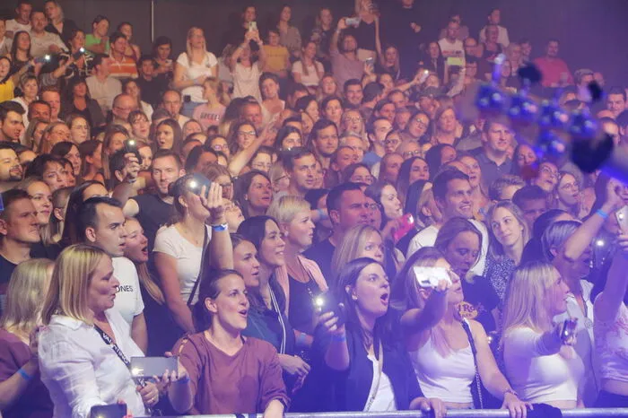 Die Besucherinnen und Besucher sangen, sprangen und jubelten zu den Mundartsongs der Band mit.