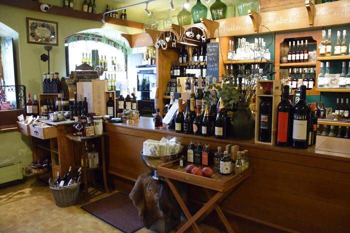 A fine selection of wines, liqueurs and spirits can be purchased at the Josef Hofer shop on Irdninger Hauptplatz