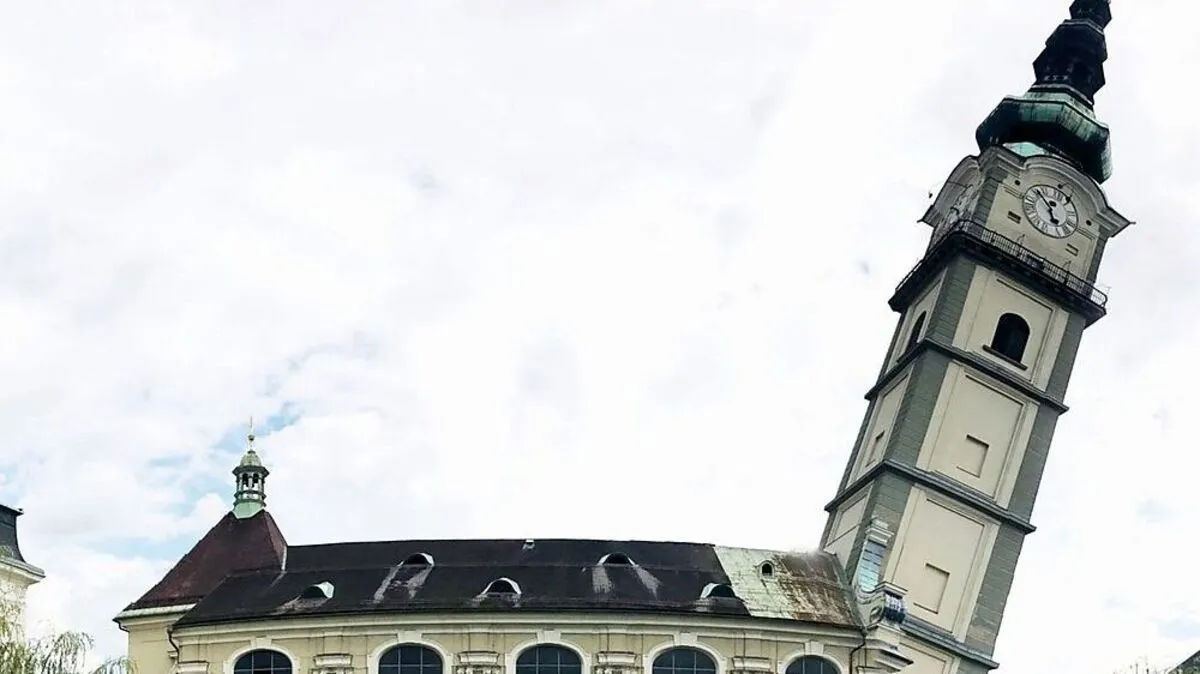 Der schiefe Turm von Klagenfurt zieht viele Blicke auf sich.