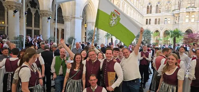 Das beste Blasorchester der Steiermark und das zweitbeste Österreichs mit seinen Fans vor dem Wiener Rathaus