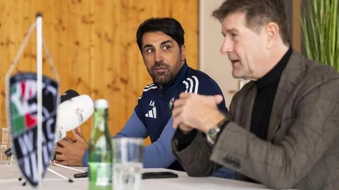 ABD0101_20251113 - WOLFSBERG - ÖSTERREICH: Isamil Atalan (RZ Pellets WAC) und Präsident Dietmar Riegler (RZ Pellets WAC) bei der Pressekonferenz anlässlich der Vorstellung von Ismail Atalan als neuer WAC-Trainer am Donnerstag, 13. November 2025, in Wolfsberg. - FOTO: APA/WOLFGANG JANNACH