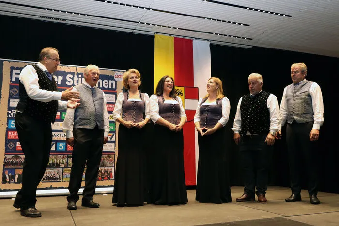 Die "Stimmen aus Kärnten" unter Leitung von  Roland Loibnegger (links).