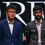 Ding Liren (links) und Gukesh Dommaraju kämpfen in Singapur um den Weltmeistertitel im Schach