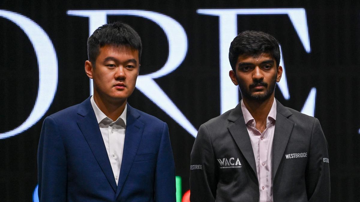 Ding Liren (links) und Gukesh Dommaraju kämpfen in Singapur um den Weltmeistertitel im Schach