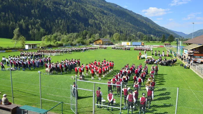 Die Musikkapelle St. Peter am Kammersberg vor der Ehrentribüne.