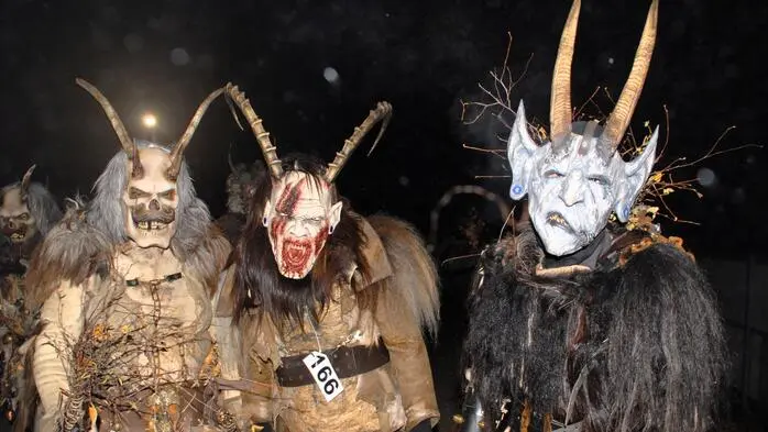 Am Freitagabend verwandelte sich Sinabelkirchen erneut in eine südoststeirische Hochburg des „modernen“ Brauchtums. Der große Krampus- und Perchtenlauf rund um den Sportplatz und die Kulturhalle brachte düstere Gestalten und mitreißende Showeffekte in den Ort. 