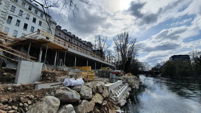 Für Kajak- und Kanufahrer baut die Stadt Graz an der Mur ein neues Bootshaus. Derzeit ist die Baustelle...