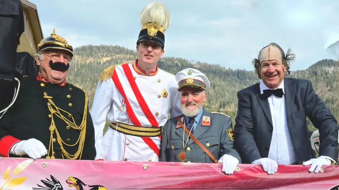 Bürgermeister Christian Müller (Zweiter von links) im Adelskostüm.