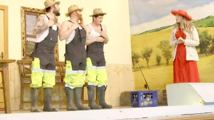 Wenn die Landjugend (LJ) Wieting zur Theateraufführung lädt, sind kräftige Anschläge auf die Lachmuskeln vorprogrammiert. Am Wochenende führten die jungen Laienschauspieler aus dem Görtschitztal gleich dreimal den Schwank „Das Herz am rechten Fleck“ von Anton Hamik im Werkskulturhaus von Klein St. Paul auf. 