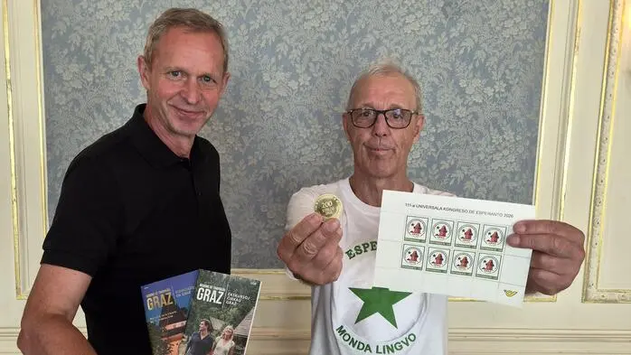 111. Esperanto-Weltkongress von 1. bis 8. August 2026 in Graz: Graz-Tourismuschef Dieter Hardt-Stremayr (mit Graz-Folder auf Esperanto) und Ewald Schick von der Esperanto-Gesellschaft Steiermark