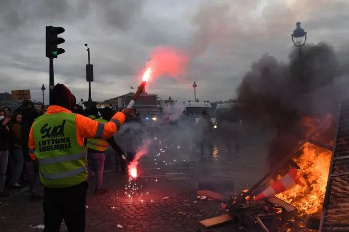 Im Zentrum von Paris sei es auf dem Place de la Concorde zu Ausschreitungen gekommen, berichtete der Sender France Info.