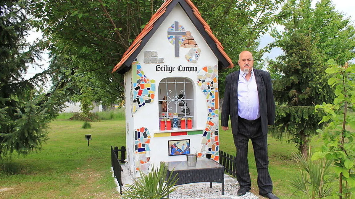 Helmut Maurer errichtete in Söding-St. Johann dieses Denkmal zu Ehren der heiligen Corona