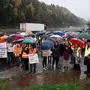 Vom strömenden Regen lassen sich die Demonstranten nicht abhalten