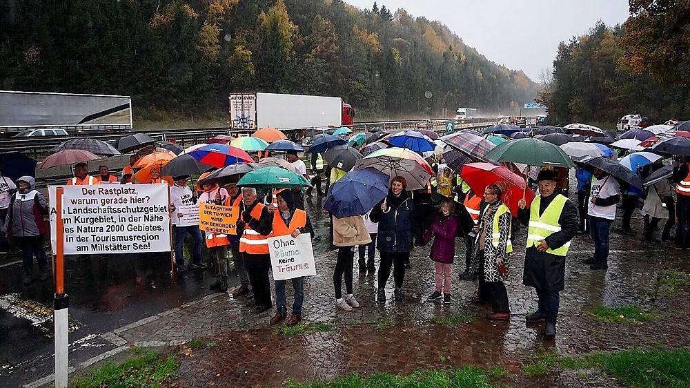Vom strömenden Regen lassen sich die Demonstranten nicht abhalten