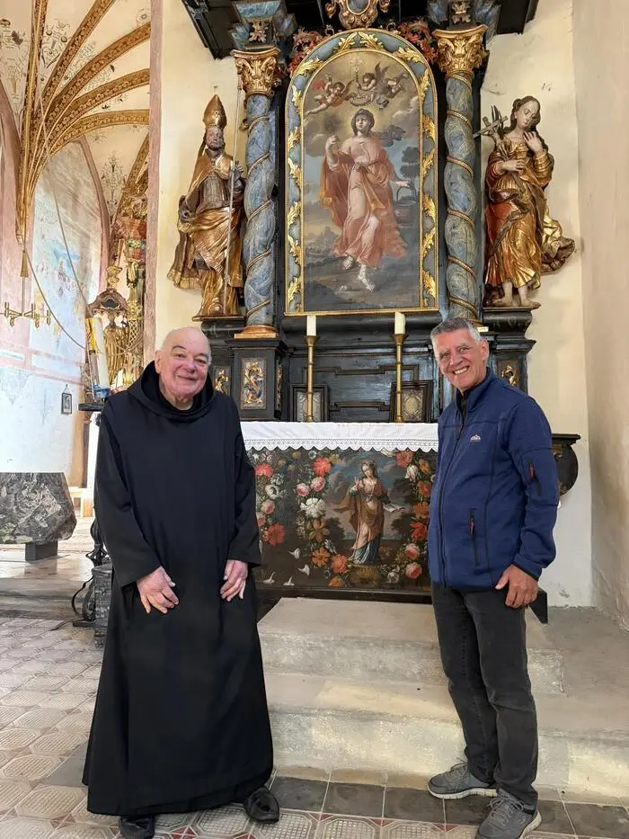 Vor dem der Heiligen Martha gewidmeten Seitenaltar: Pater Othmar Stary und Josef Reibenbacher