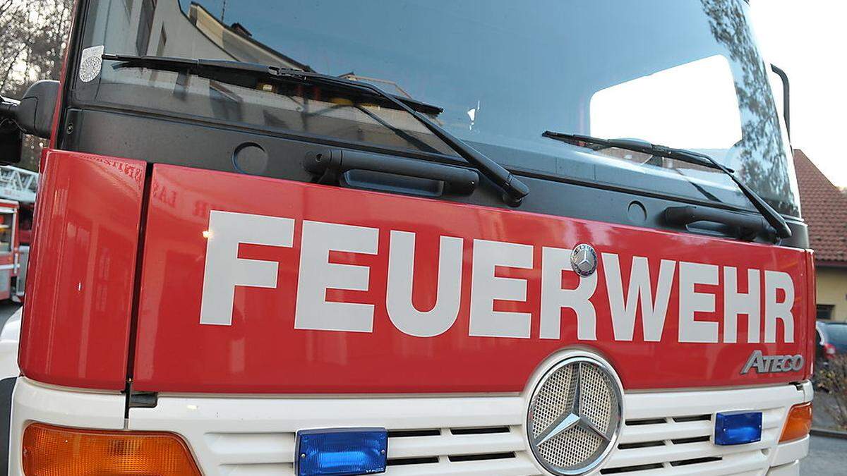 33 Feuerwehrleute waren mit fünf Fahrzeugen im Einsatz (Symbolfoto)