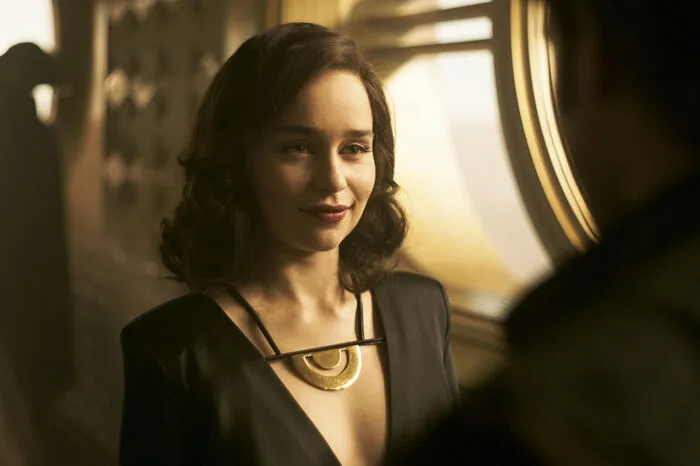 Mit seiner Geliebten Qi'Ra ("Game of Thrones"-Star Emilia Clarke) möchte der junge Han vom Planeten Corellia flüchten. Bei der Flucht werden sie auf tragische Weise getrennt.