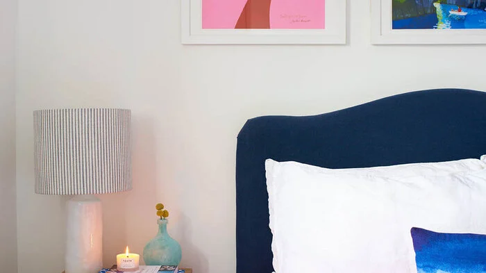 Der Traumstil für zu Hause - gesehen in London: Hier wurde eine Prise Pink eingesetzt - trotz der intensiven Farben wirkt dieses Schlafzimmer aber ausgewogen. Die Farben der beiden japanischen Drucke über dem Bett - ein beruhigendes Blau und ein lebhaftes Pink - wiederholen sich auf dem Kopfteil und der Bettwäsche. Der Nachttisch ist einem Sideboard aus den 1940ern nachempfunden, das es auf einem Pariser Flohmarkt gab.  