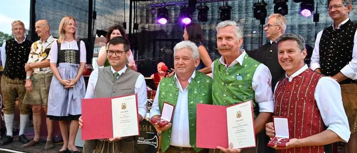 Zu sehen sind vier Männer mit Urkunden