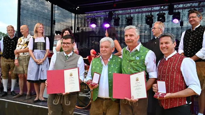 Zu sehen sind vier Männer mit Urkunden 