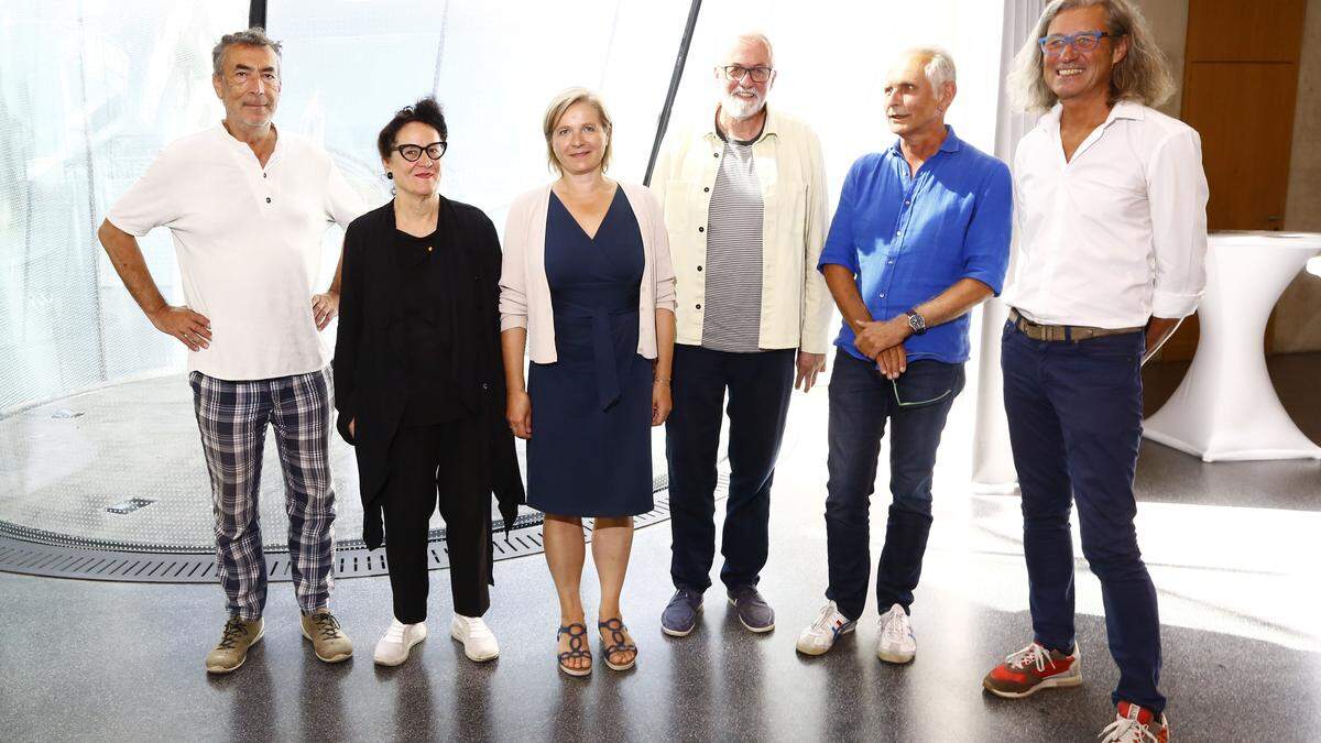 Prominente Verstärkung bei der Pressekonferenz: Hubert von Goisern stellte mit Elisabeth Schweeger (Salzkammergut 2024), Judith Schwentner, Initiator Wolfgang Schlag, Kurator Günther Holler-Schuster und Johann Fischer (&quot;Wald statt Beton&quot;) das Programm vor