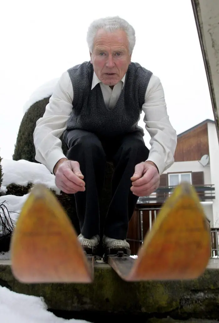 Alois Leodolter in der Anfahrtshocke zu Hause in Weiz; die Originalski vom Kulm 1950 wurden wie ein Schatz gehütet