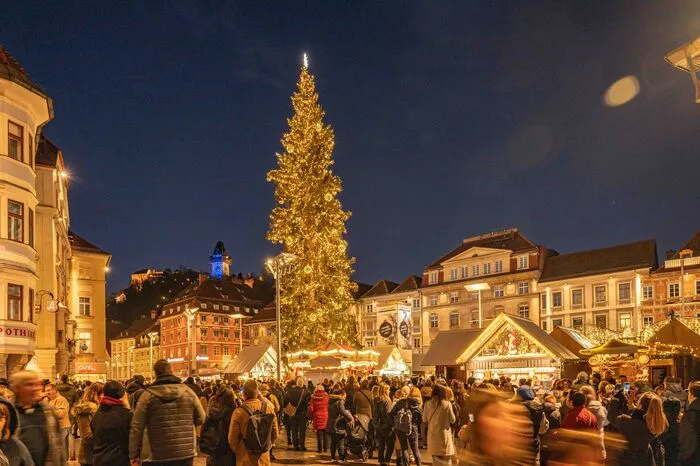 Mit dem Einschalten der Beleuchtung des Weihnachtsbaums am ersten Adventwochenende ist die Weihnachtsstimmung komplett.