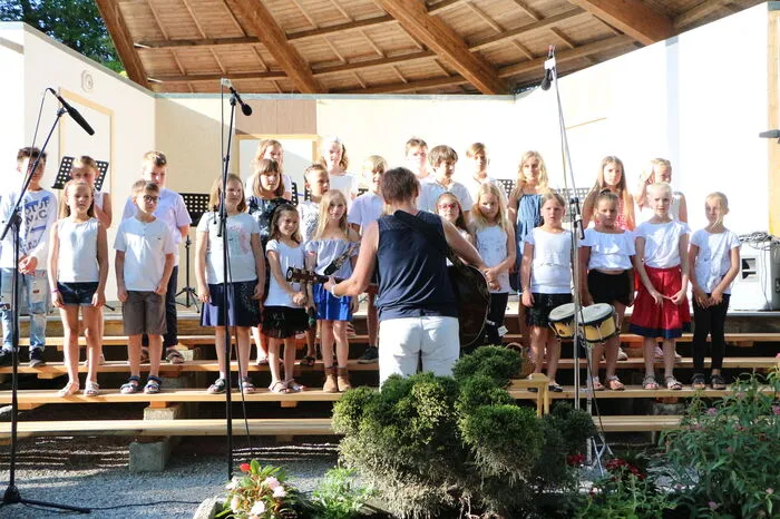Auch die Schülerinnen und Schüler aus der Gemeinde wirkten tatkräftig mit.