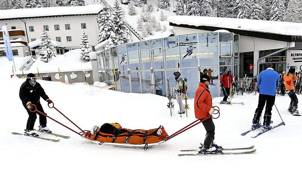 Der verletzte Skifahrer wurde ins UKH Klagenfurt gebracht